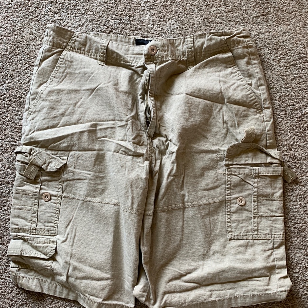 London Fog tan cargo shorts size 34